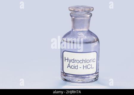 bouteille d'acide chlorhydrique, solution chimique utilisée pour le nettoyage et la galvanisation des métaux, le tannage du cuir et l'obtention de divers produits Banque D'Images