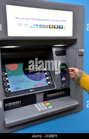 Distributeur automatique de billets, en mettant la carte dans la machine pour le retrait d'argent Banque D'Images