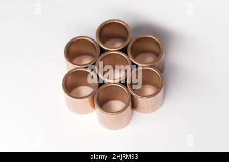 Composition géométrique de paliers en bronze sur fond blanc, gros plan avec ombre molle et mise au point sélective Banque D'Images