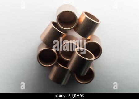 Jeu de paliers en bronze à manchon avec ombre douce sur fond blanc, gros plan avec mise au point sélective Banque D'Images