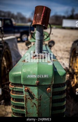 J'ai trouvé des vieux tracteurs garés dans un champ et j'ai adoré cet ancien John Deere assis là, qui rouillent. Banque D'Images