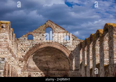 Gros plan sur l'église de Saint Sofia également appelée Old Bishopric dans la station de Nesebar sur la côte de la mer Noire, située dans la province de Burgas, Bulgarie Banque D'Images
