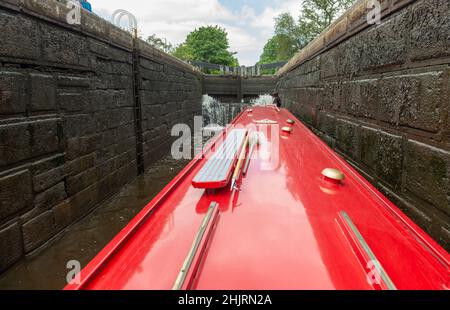 Un bateau étroit à l'intérieur de la chambre de l'une des écluses du canal Rochdale dans le West Yorkshire Banque D'Images