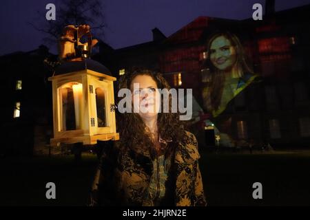 Treacy O'Connor de Herstory devant une projection de l'enseignant assassiné Ashling Murphy sur les murs du Trinity College de Dublin pour marquer la Saint Brigid's Day.Le 1 février, jour de St Brigid's, marque le début du printemps et le festival celtique d'Imbolc, autrefois honoré comme la fête de la déesse.Date de la photo: Lundi 31 janvier 2022. Banque D'Images