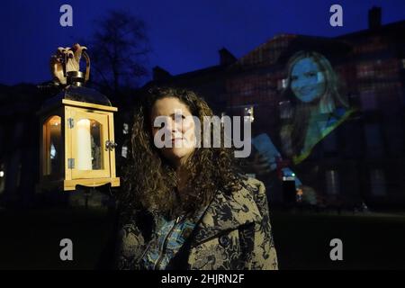 Treacy O'Connor de Herstory devant une projection de l'enseignant assassiné Ashling Murphy sur les murs du Trinity College de Dublin pour marquer la Saint Brigid's Day.Le 1 février, jour de St Brigid's, marque le début du printemps et le festival celtique d'Imbolc, autrefois honoré comme la fête de la déesse.Date de la photo: Lundi 31 janvier 2022. Banque D'Images