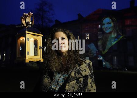 Treacy O'Connor de Herstory devant une projection de l'enseignant assassiné Ashling Murphy sur les murs du Trinity College de Dublin pour marquer la Saint Brigid's Day.Le 1 février, jour de St Brigid's, marque le début du printemps et le festival celtique d'Imbolc, autrefois honoré comme la fête de la déesse.Date de la photo: Lundi 31 janvier 2022. Banque D'Images