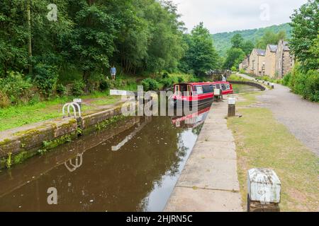 Un bateau étroit entrant dans la chambre de l'une des écluses du canal Rochdale au pont Hebden Banque D'Images