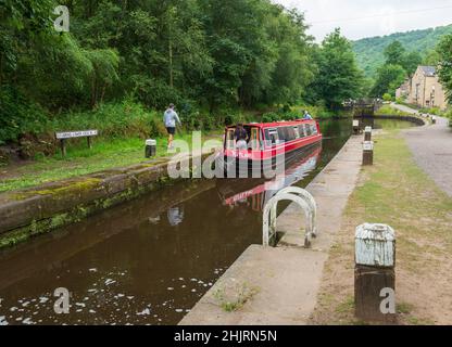 Un bateau étroit entrant dans la chambre de l'une des écluses du canal Rochdale au pont Hebden Banque D'Images