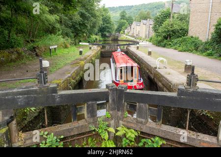 Un bateau étroit dans la chambre de l'une des écluses du canal Rochdale au pont Hebden Banque D'Images
