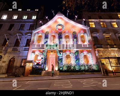 Londres, Grand Londres, Angleterre, janvier 4th 2022 : club privé Anabels avec sa façade de Noël Gingerbread House à Berkeley Square. Banque D'Images