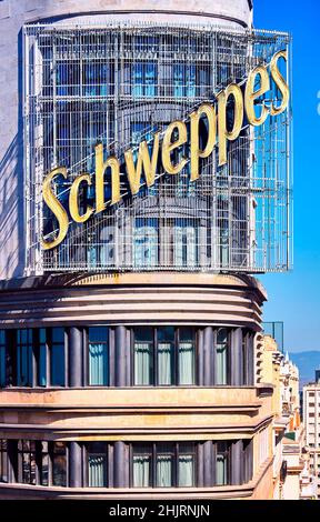 Panneau au néon Schweppes au Capitole, également connu sous le nom de Carrión Building.Madrid, Espagne. Banque D'Images