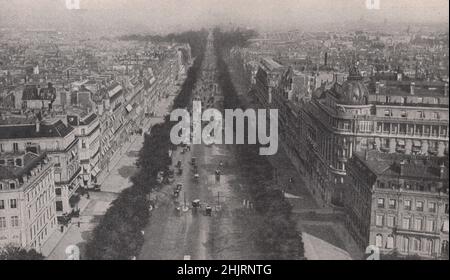 vue imprenable sur l'avenue des champs-Élysées jusqu'aux jardins des Tuileries et au Louvre. Paris (1923) Banque D'Images