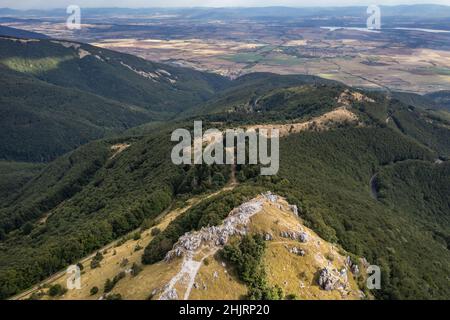 Vue de drone sur le pic rocheux du Nid d'aigle sur un col de Shipka dans la chaîne des montagnes des Balkans, en Bulgarie Banque D'Images