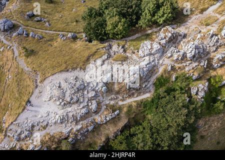 Vue de drone sur le pic rocheux du Nid d'aigle sur un col de Shipka dans la chaîne des montagnes des Balkans, en Bulgarie Banque D'Images