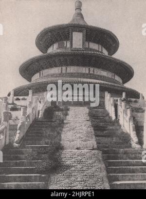 Escalier vers le Temple du ciel dans la ville extérieure. Chine. Pékin (1923) Banque D'Images