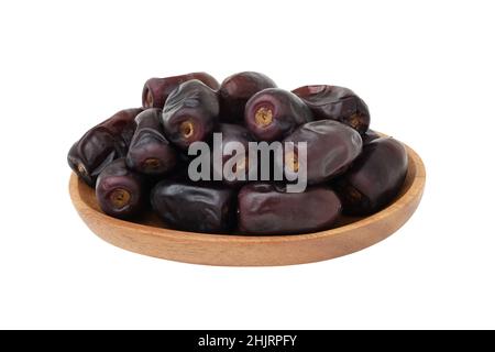 Assiette en bois de fruits dattes, isolée sur blanc. Banque D'Images