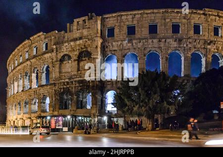 Pula Arena accueille un concert. Ancien amphithéâtre romain de Pula, Croatie. Spectacle de fumée et de lumière qui en sort. Célèbre destination touristique Banque D'Images