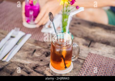 Thé glacé au lychee dans un pot de maçon au café Banque D'Images