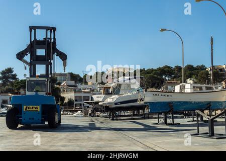 Colonia de Sant Jordi, Espagne; janvier 27 2022: Royal Yacht Club de la ville majorquine de Portopetro.La machine de transport de yacht, et les bateaux dans le processus Banque D'Images