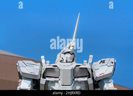 tokyo, japon - janvier 28 2022 : gros plan sur le corps supérieur de la statue de robot géant RX-0 Unicorn Gundam de manga japonaise et série d'anime Mobile suit Banque D'Images