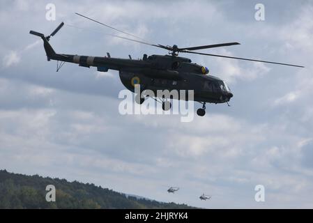 Hélicoptère ukrainien vu lors d'un exercice militaire conjoint Rapid Trident 2019 au Centre international pour le maintien de la paix et la sécurité de l'Académie nationale des forces terrestres près de Lviv. Banque D'Images