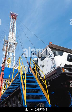Vue rapprochée de l'engin de forage mobile.Forage et entretien des puits de pétrole et de gaz Banque D'Images