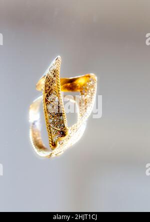 Or jaune 14V-forme africaine Design Chevron Ring Banque D'Images