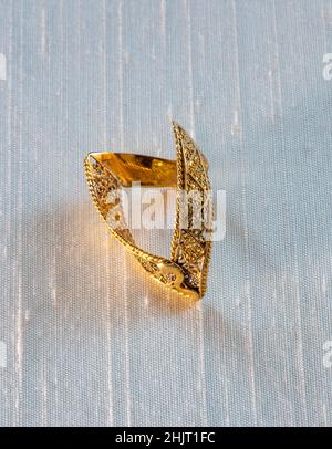 Or jaune 14V-forme africaine Design Chevron Ring Banque D'Images