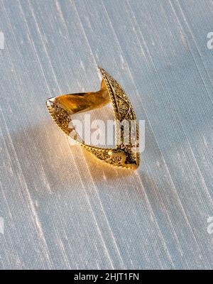 Or jaune 14V-forme africaine Design Chevron Ring Banque D'Images