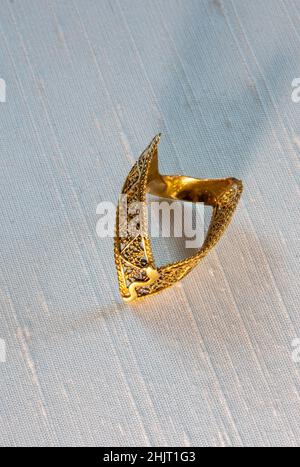 Or jaune 14V-forme africaine Design Chevron Ring Banque D'Images