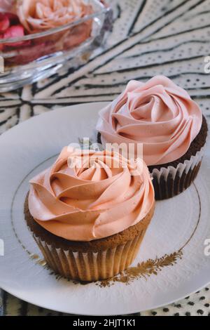 Des cupcakes roses élégants sur une assiette en porcelaine de marque, États-Unis Banque D'Images