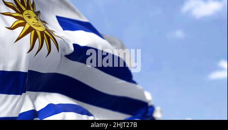 Détail du drapeau national de l'Uruguay qui agite dans le vent par temps clair. Démocratie et politique. Patriotisme.pays sud-américain. Mise au point sélective. Banque D'Images