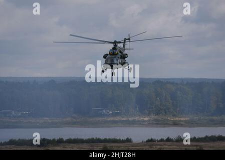 Starychi, Lvivska, Ukraine.20th septembre 2019.Hélicoptère ukrainien vu lors d'un exercice militaire conjoint Rapid Trident 2019 au Centre international pour le maintien de la paix et la sécurité de l'Académie nationale des forces terrestres près de Lviv.(Image de crédit : © Mykola TYS/SOPA Images via ZUMA Press Wire) Banque D'Images