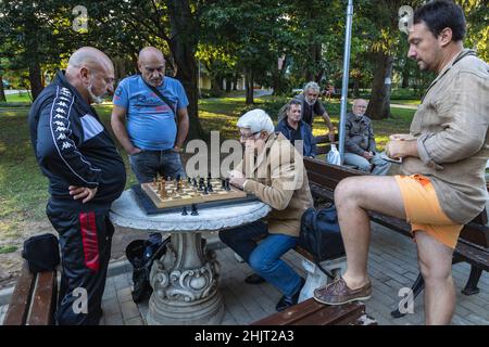 Hommes jouant aux échecs dans le parc du pôle Marno à Veliko Tarnovo ville, centre administratif de la province de Veliko Tarnovo dans le centre-nord de la Bulgarie Banque D'Images