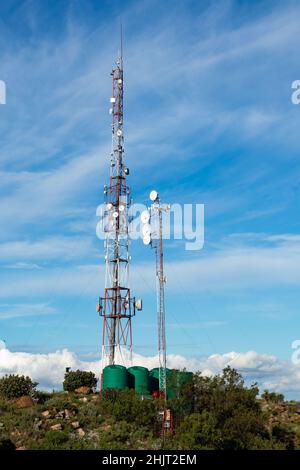 Vue d'une antenne, d'une antenne, d'une antenne et d'une antenne satellite de radiodiffusion, de télécommunications, d'un fond bleu ciel. Banque D'Images