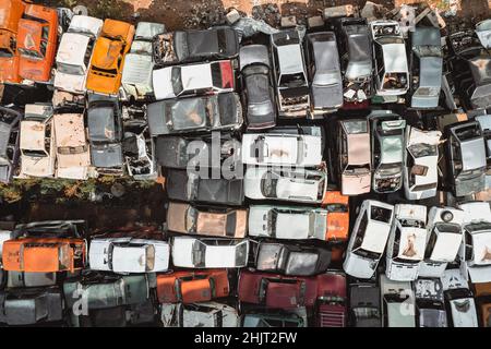 Vue aérienne d'un dépotoir d'automobile soviétique d'un drone.Tir de dessus à des tas de voitures rouillées.Voitures russes abandonnées en attente de mise au rebut et Banque D'Images