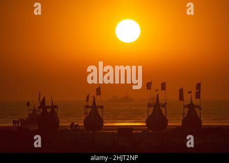 Vue sur le coucher du soleil à Cox Bazar Sea Beach au Bangladesh Banque D'Images