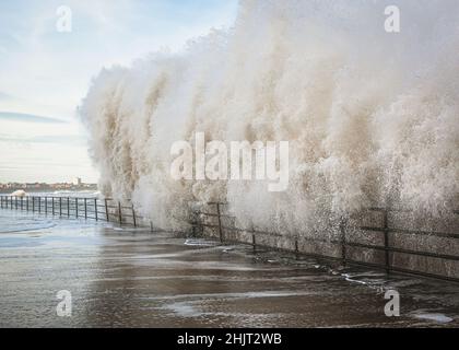 Vagues de tempête sauvage à Whitley Bay, North Tyneside Banque D'Images