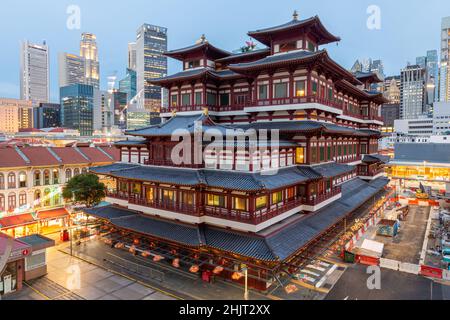 Buddha Toothe Relic Temple à Chinatown à Singapour, avec le quartier des affaires de Singapour en arrière-plan. Banque D'Images