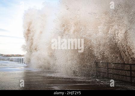 Vagues de tempête sauvage à Whitley Bay, North Tyneside Banque D'Images