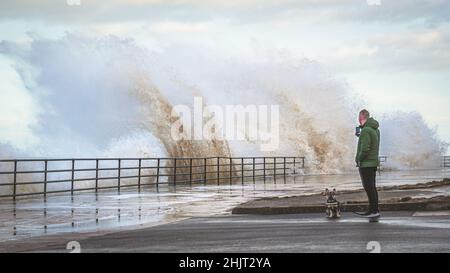 Vagues de tempête sauvage à Whitley Bay, North Tyneside Banque D'Images