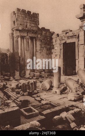 C'est l'entrée du temple de Baalbek dédié à Bacchus. Les archéologues ont fait beaucoup pour lutter contre la dilapidation. Liban. Levant (1923) Banque D'Images