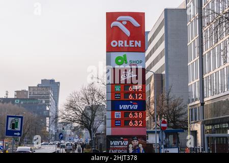 Signez avec les prix de l'essence sur la station-service Orlen de la société PKN Orlen à Varsovie, capitale de la Pologne Banque D'Images