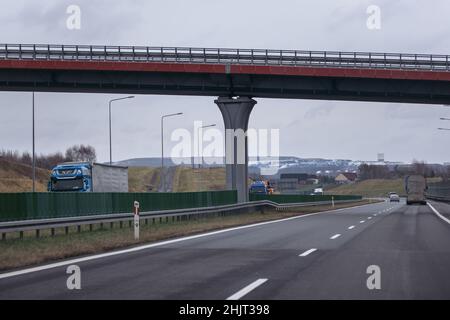 Traversez l'autoroute A1 officiellement nommée Amber Highway en Pologne, près de la frontière entre la Pologne et la République tchèque Banque D'Images