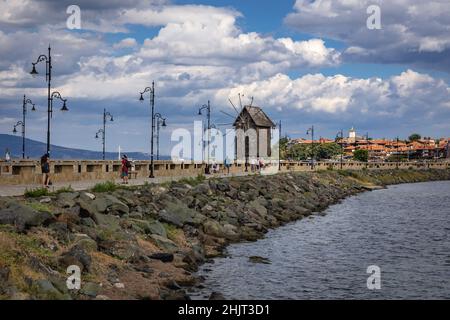 Moulin à vent en bois sur un isthme dans la station de Nesebar sur la côte de la mer Noire, situé dans la province de Burgas, Bulgarie Banque D'Images