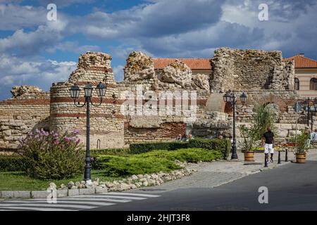 Partie du mur de fortification dans la partie historique de la station de Nesebar sur la côte de la mer Noire, située dans la province de Burgas, Bulgarie Banque D'Images