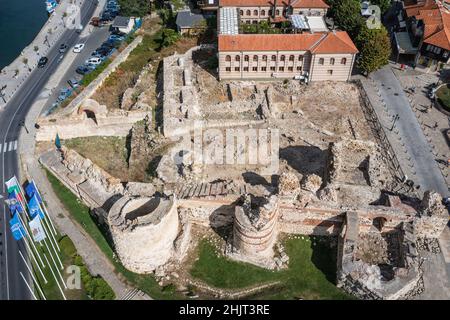 Vue de drone sur le mur de fortification dans la partie historique de la station de Nesebar sur la côte de la mer Noire, située dans la province de Burgas, Bulgarie Banque D'Images