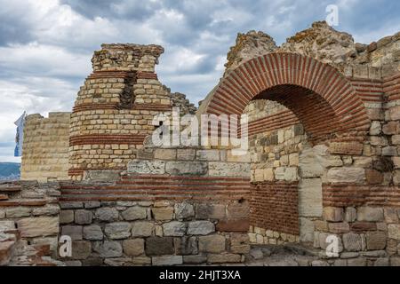 Mur de fortification historique dans la partie historique de la station de Nesebar sur la côte de la mer Noire, situé dans la province de Burgas, Bulgarie Banque D'Images