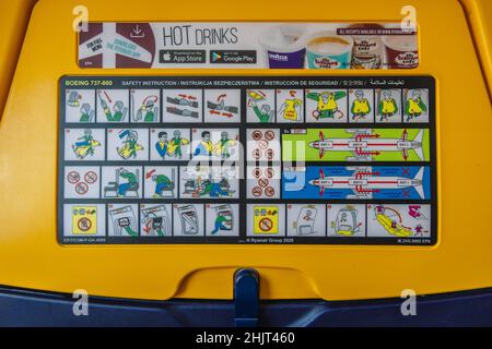 Informations de sécurité dans l'avion Boeing 737-800 du transporteur irlandais Ryanair OW-COST Banque D'Images