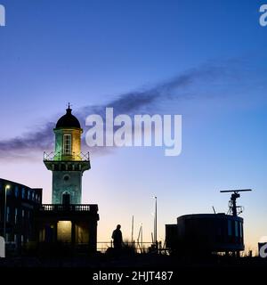 Le phare inférieur et l'ancienne station de formation radar sur le front de mer de Fleetwood la nuit Banque D'Images